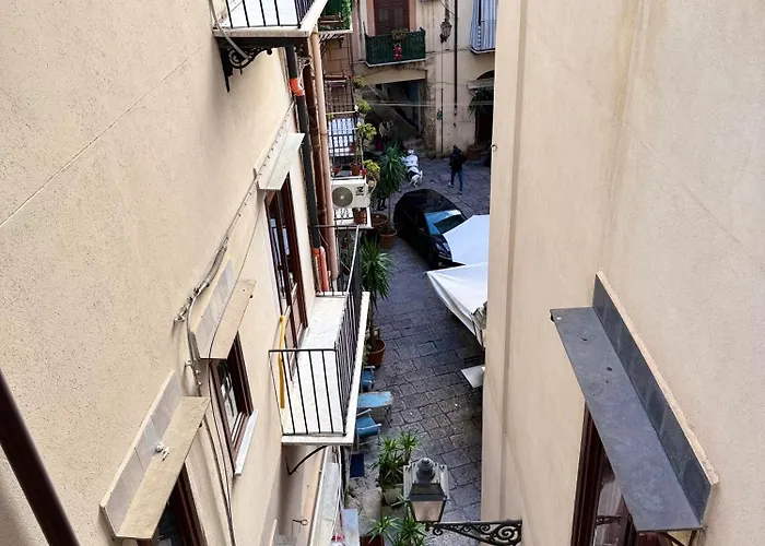 Tra I Vicoli Del Capo